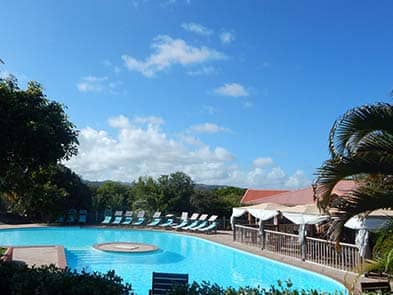 Piscine de l'hôtel en plein jour